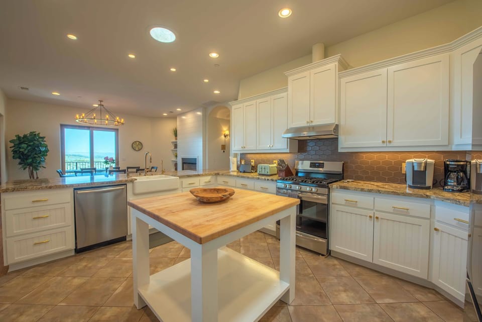 House, Multiple Beds, Pool Access, Pool View (Blue Oak Oasis @ Lake Naci) | Private kitchen