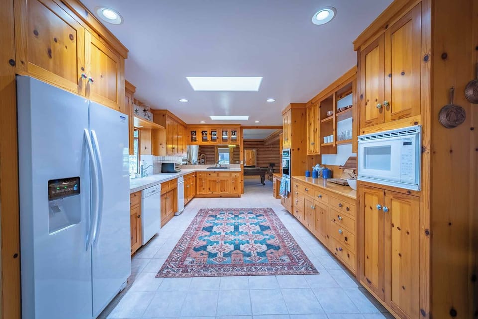 House, Multiple Beds, Patio (Oakwood Lodge) | Private kitchen | Coffee/tea maker
