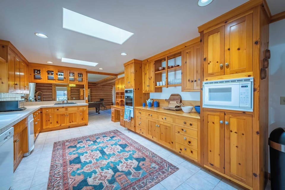 House, Multiple Beds, Patio (Oakwood Lodge) | Private kitchen | Coffee/tea maker
