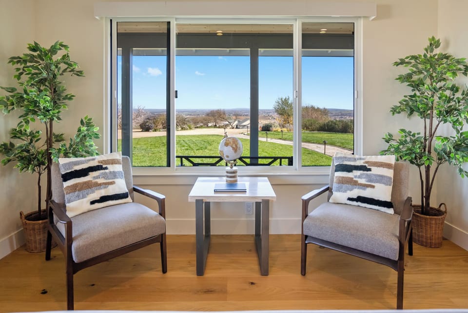 House, Multiple Beds, Pool Access, Pool View (Mira Vista Manor) | Interior