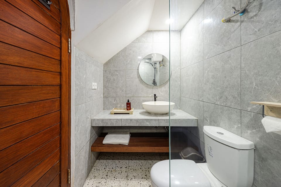 Deluxe Room | Bathroom | Free toiletries, bidet, towels, soap