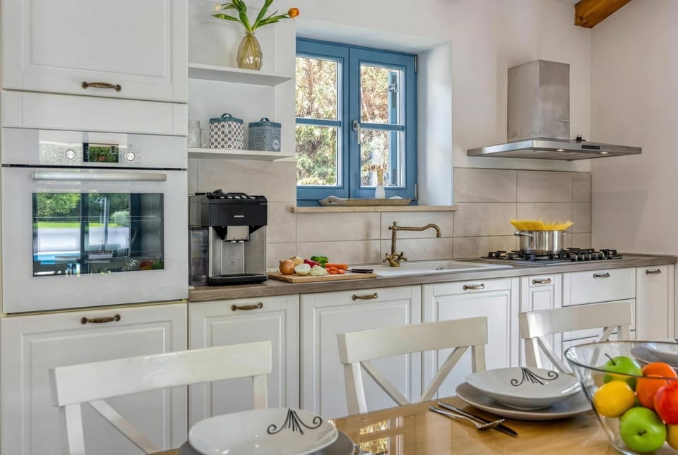 Family Villa, 4 Bedrooms, Fireplace (Villa Milo Mali Vareski with Pool) | Private kitchen