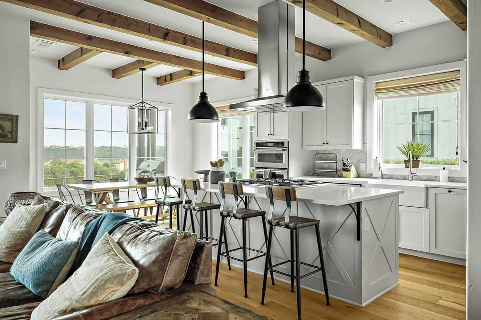 Full kitchen with breakfast bar