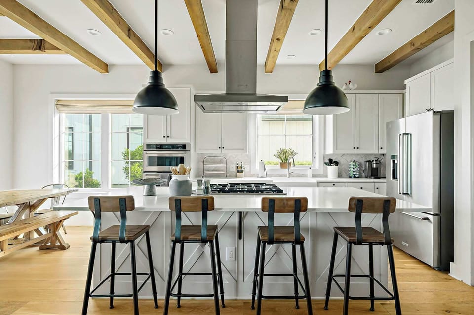 Full kitchen with breakfast bar