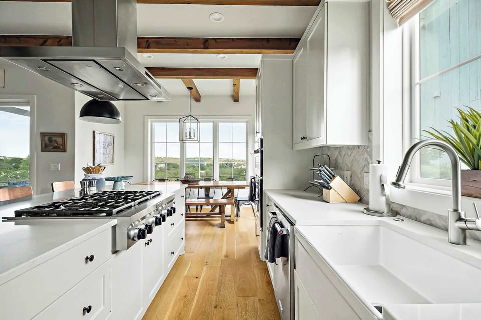 Full kitchen 