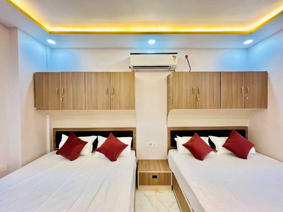 Family Room | Desk, laptop workspace, free WiFi