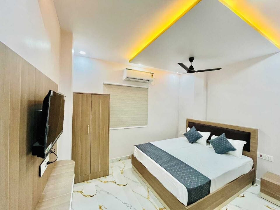 Deluxe Room, City View | Desk, laptop workspace, free WiFi