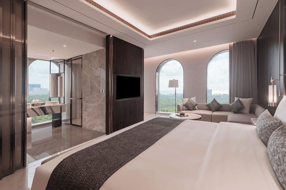 Executive King | Minibar (some free items), in-room safe, desk, blackout drapes