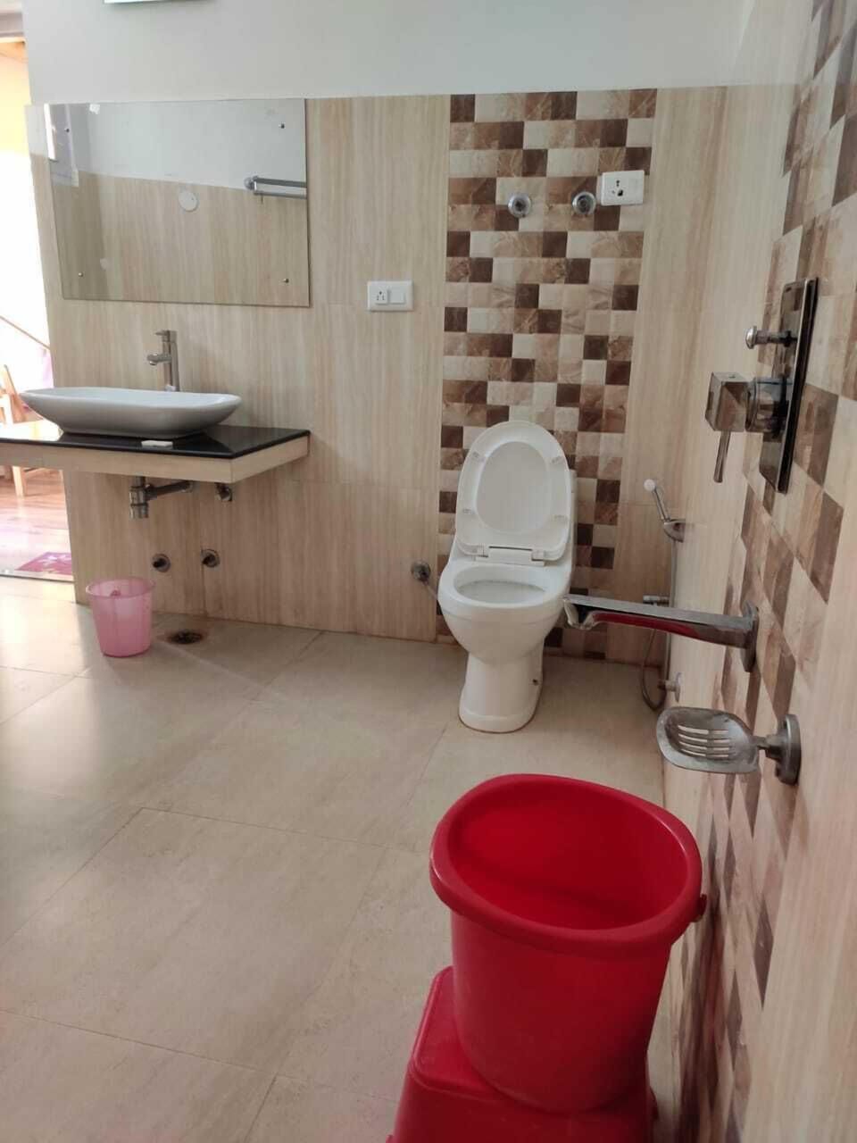 Deluxe Room | Bathroom | Shower, free toiletries, slippers, towels