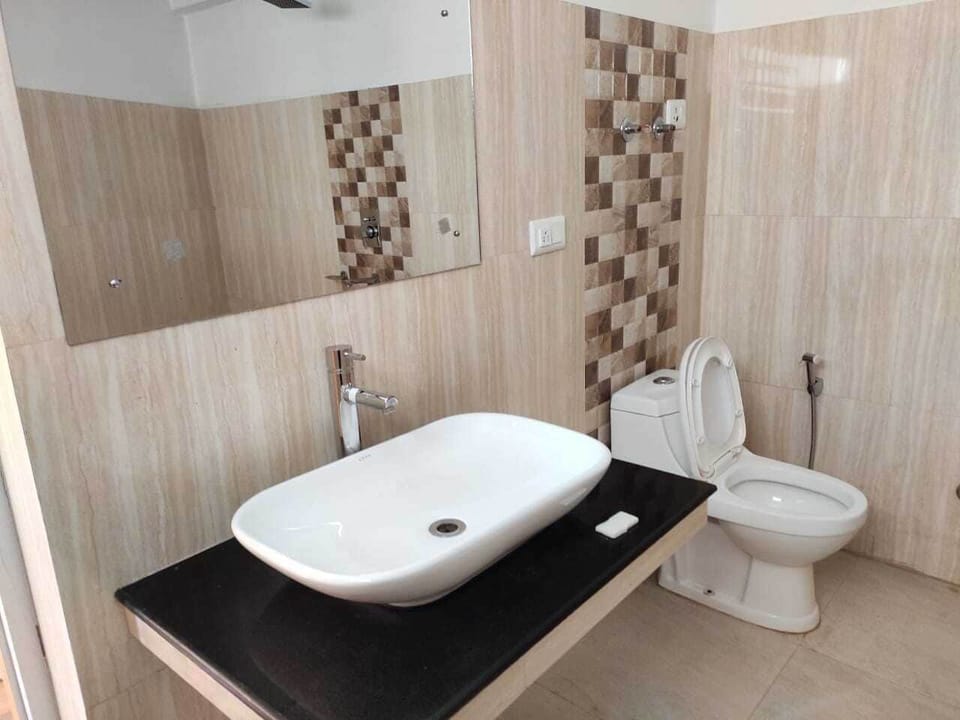 Deluxe Room | Bathroom | Shower, free toiletries, slippers, towels