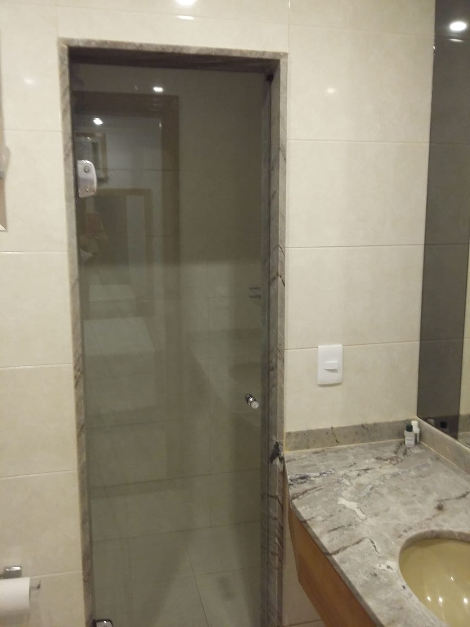 Shower, free toiletries, towels