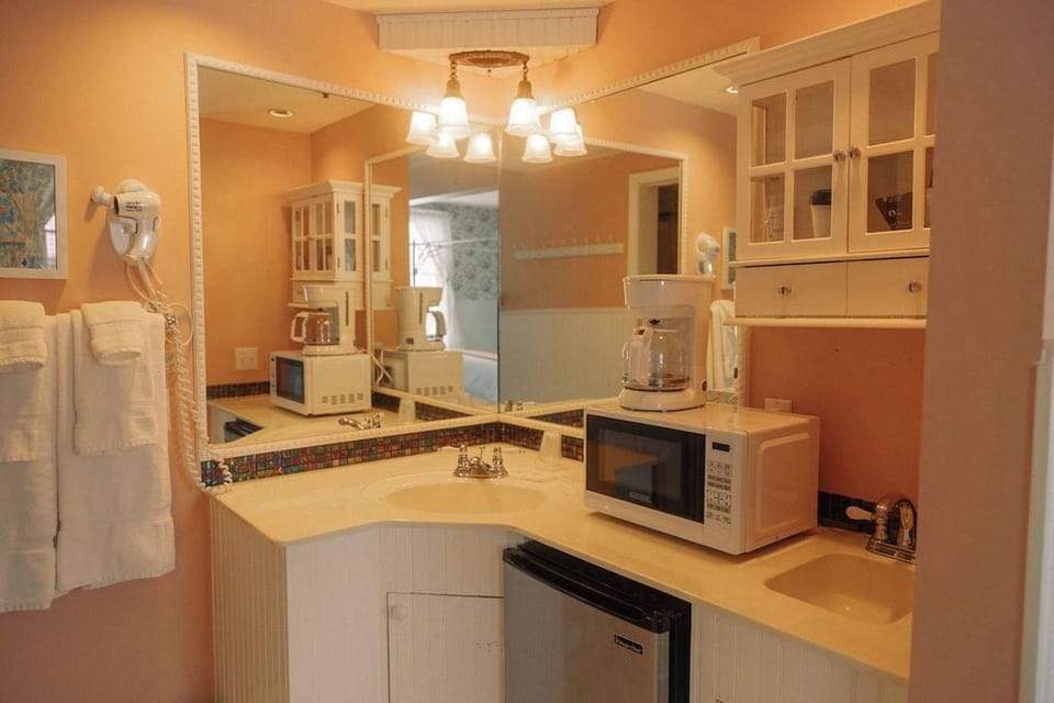 Superior Room, 1 King Bed, Fireplace | Bathroom | Designer toiletries, hair dryer, towels, soap