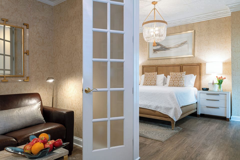 Classic Suite, 1 King Bed with Sofa bed | Living room | 40-inch Smart TV with cable channels, iPod dock