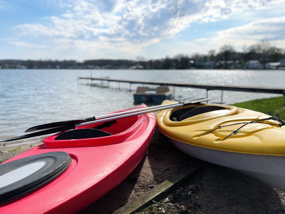 Paradise at Pier 124: Enjoy the best of lake life from our two provided kayaks! Very peaceful lakes!