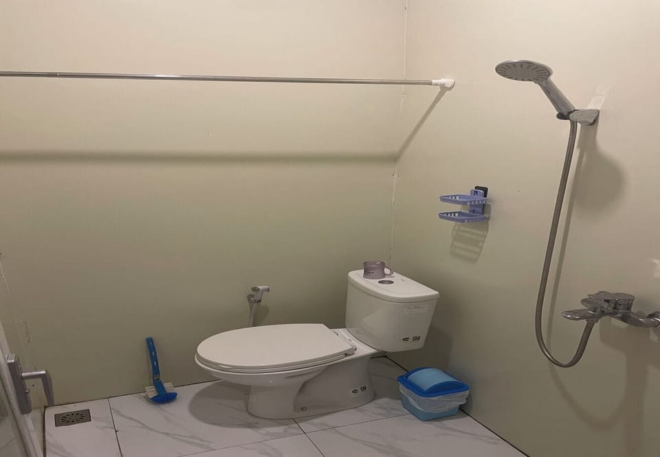 Shower, towels, shampoo, toilet paper