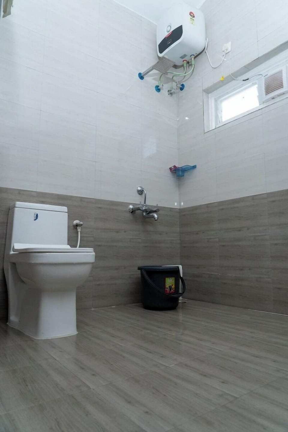 Combined shower/tub, free toiletries, towels, soap