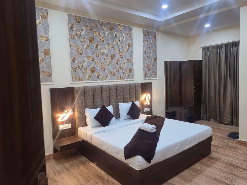 Deluxe Double Room | Desk, laptop workspace, blackout drapes, soundproofing