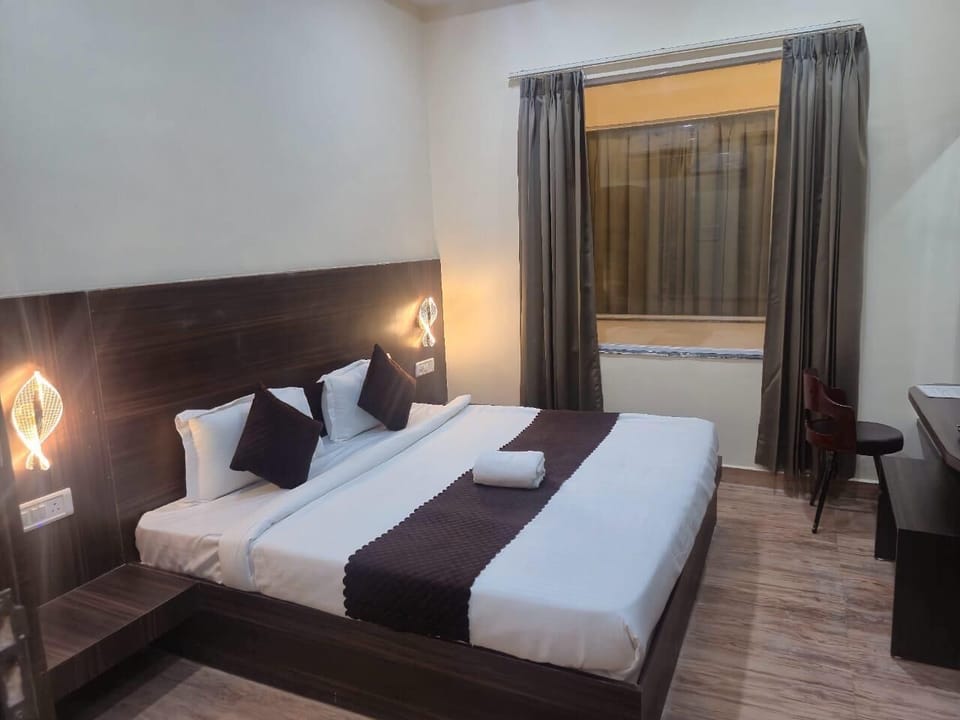 Basic Double Room | Desk, laptop workspace, blackout drapes, soundproofing