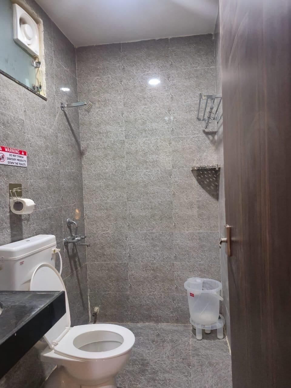 Shower, rainfall showerhead, free toiletries, slippers