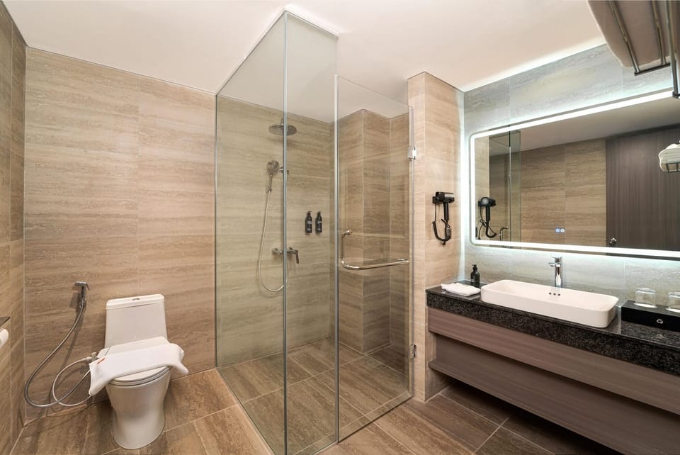 Suite (Harris) | Bathroom | Shower, hair dryer, slippers, towels