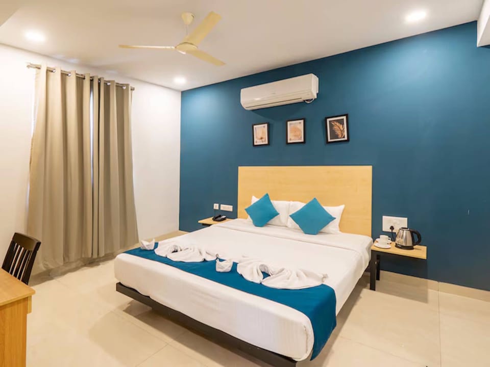 Deluxe Double Room, 1 Double Bed, Non Smoking | Minibar, desk, free WiFi, bed sheets