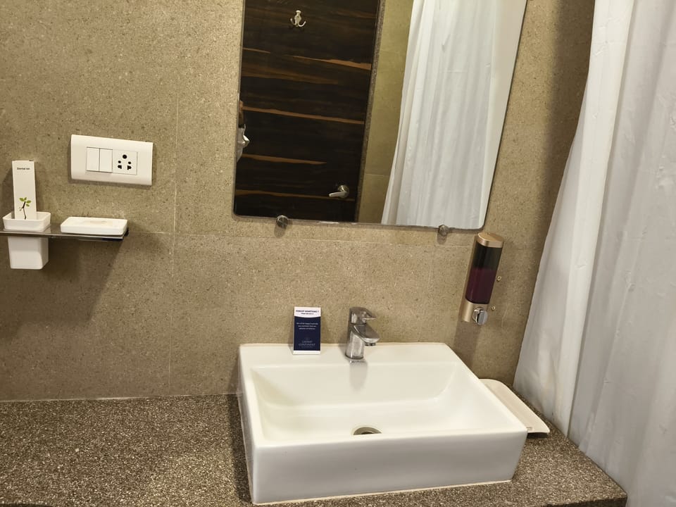 Shower, rainfall showerhead, free toiletries, towels