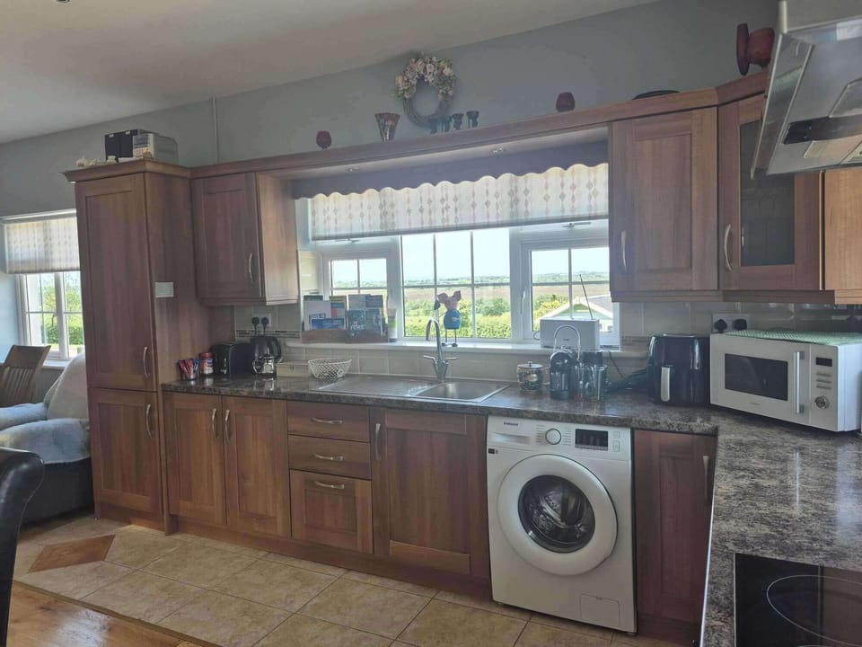 Cottage | Private kitchen | Fridge, microwave, oven, stovetop