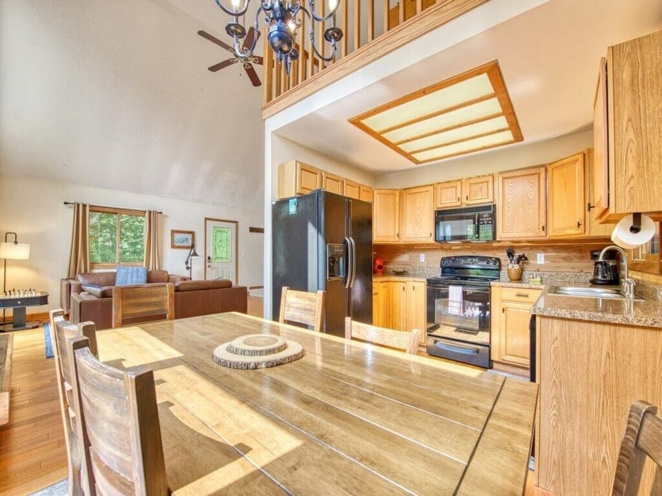 Kitchen and Breakfast Bar
