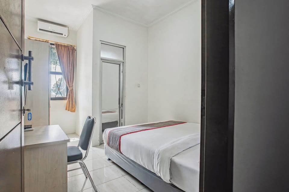 Desk, bed sheets