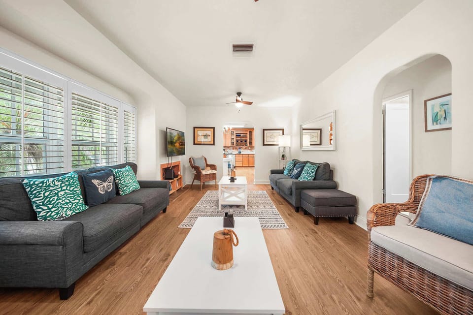 Relax in this bright and spacious living room, perfect for family gatherings and cozy evenings.