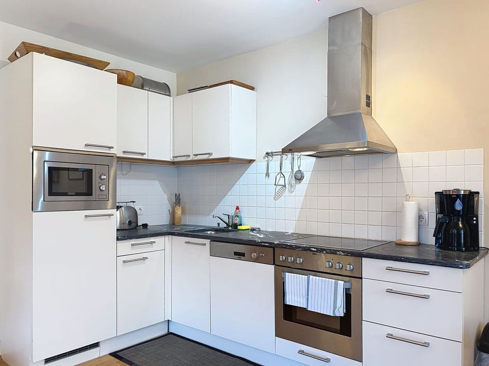 Kitchen Appliance, Kitchen, Countertop, Cabinetry, Major Appliance, Flooring, Home Appliance, Kitchen Stove, Interior Design, Stove