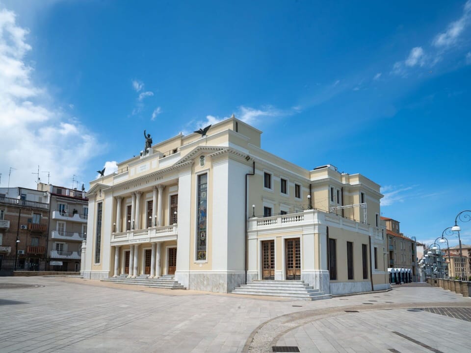 Architecture, Column, Molding, Classical Architecture, Balcony