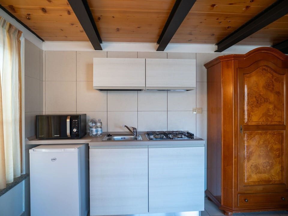 Kitchen, Kitchen Appliance, Major Appliance, Wood, Interior Design, Flooring, Countertop, Kitchen Sink, Furniture, Floor