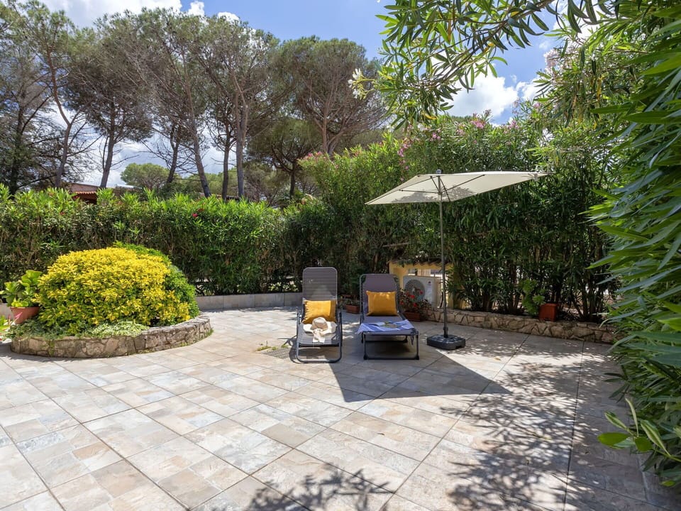 Garden, Flagstone, Shade, Landscaping, Tile, Outdoor Furniture, Flowerpot, Backyard, Walkway, Yard