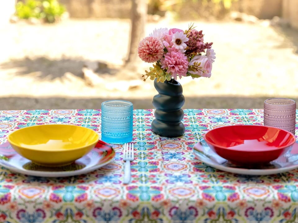 Tableware, Serveware, Tablecloth, Table, Dishware, Drinkware, Porcelain, Plate, Linens