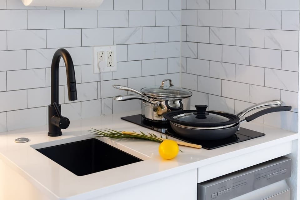 Want to cook or heat your meals? No worries, this studio has a cooktop with 2 burners!