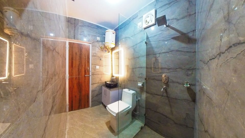 Quadruple Room | Bathroom | Shower, rainfall showerhead, towels, soap