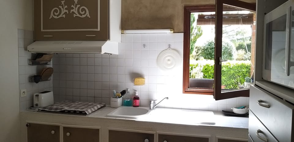 Standard Double or Twin Room, Garden View | Private kitchen | Microwave