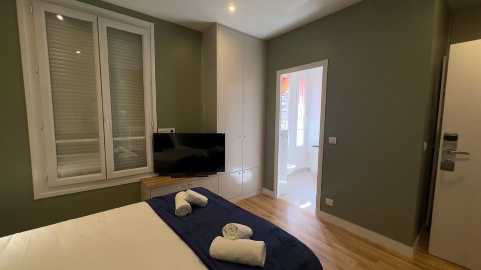 Comfort Room, 1 Queen Bed | Premium bedding, in-room safe, desk, laptop workspace