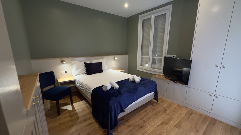 Comfort Room, 1 Queen Bed | Premium bedding, in-room safe, desk, laptop workspace