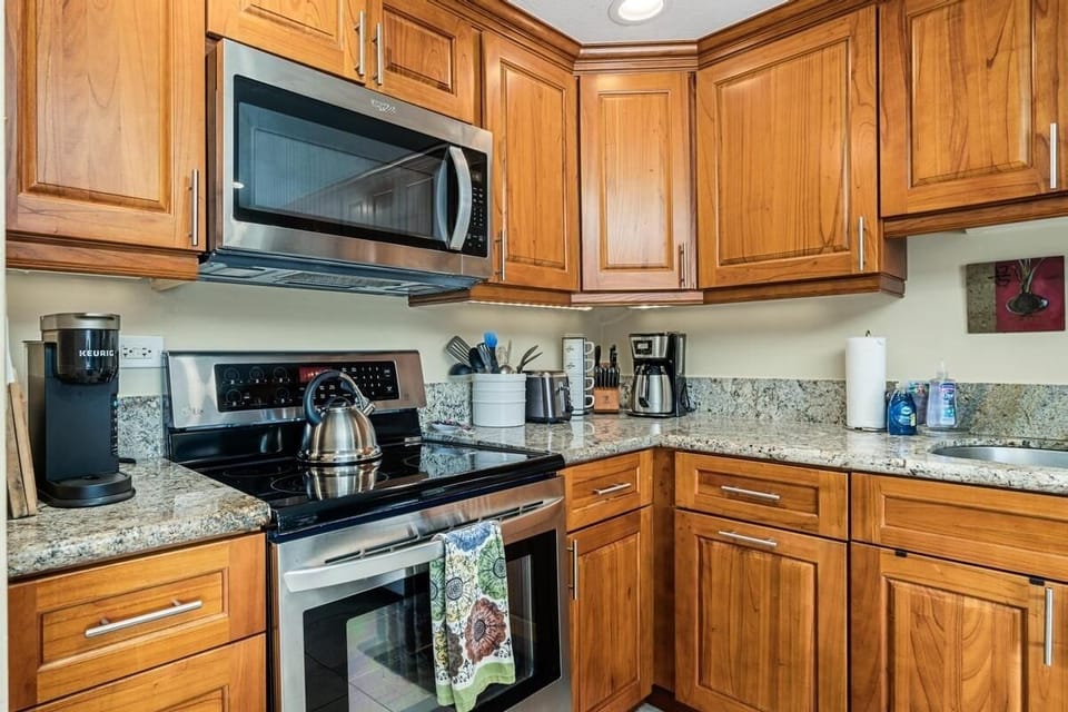 Condo, 2 Bedrooms | Private kitchen | Fridge, oven, coffee/tea maker, toaster