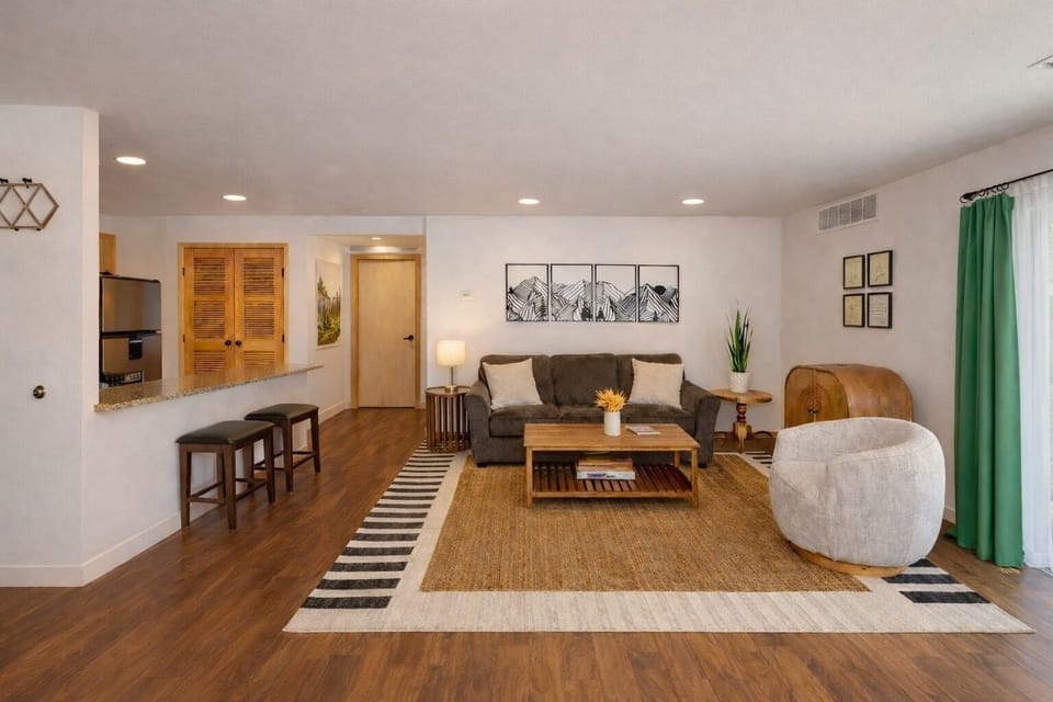 Condo, 1 Bedroom | Living area | Streaming services