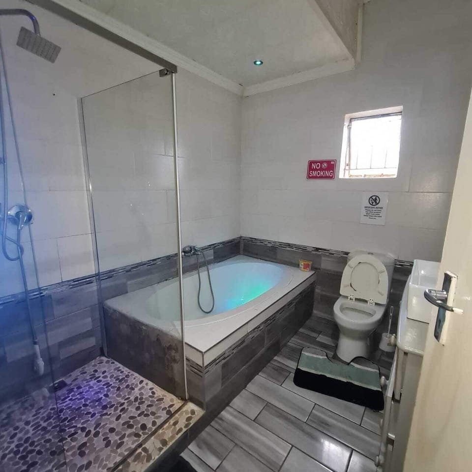 Standard Double Room | Bathroom | Slippers, towels, soap, toilet paper