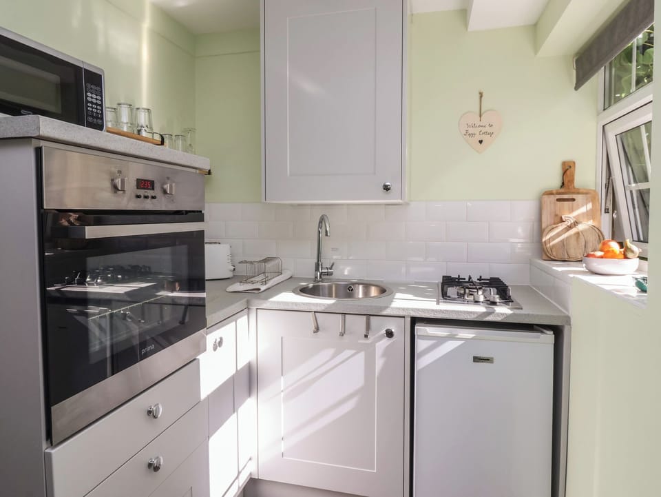 Cottage | Private kitchen | Fridge, toaster, cookware/dishes/utensils