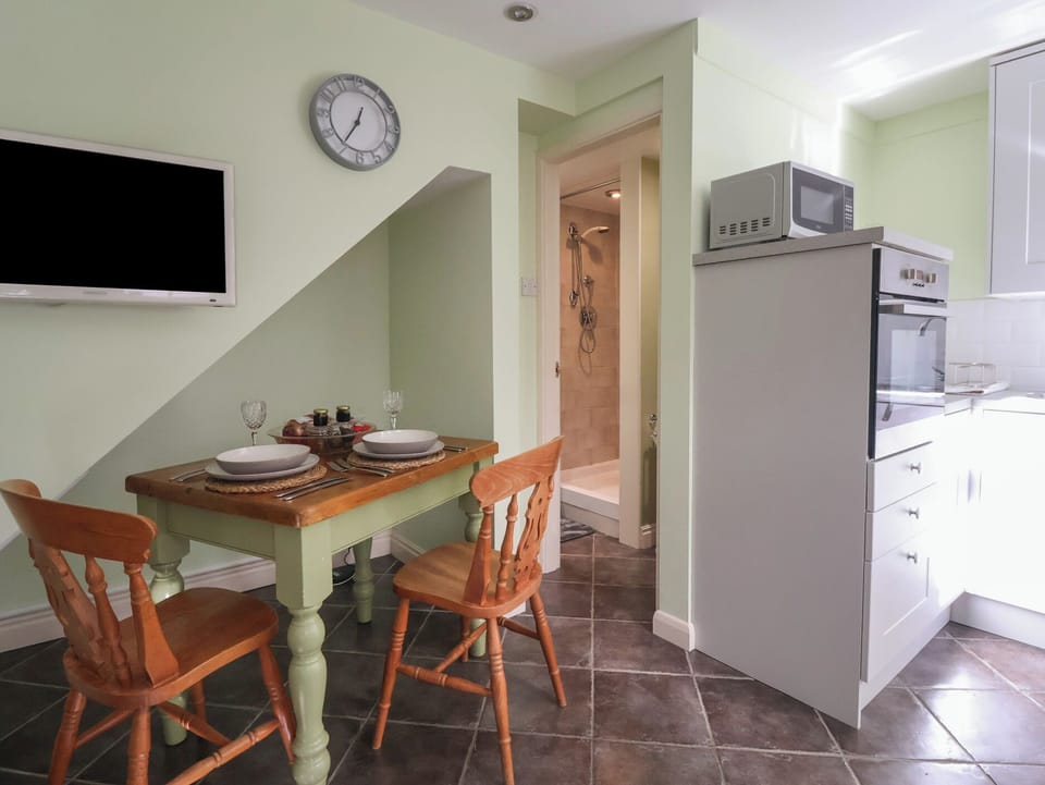 Cottage | Private kitchen | Fridge, toaster, cookware/dishes/utensils