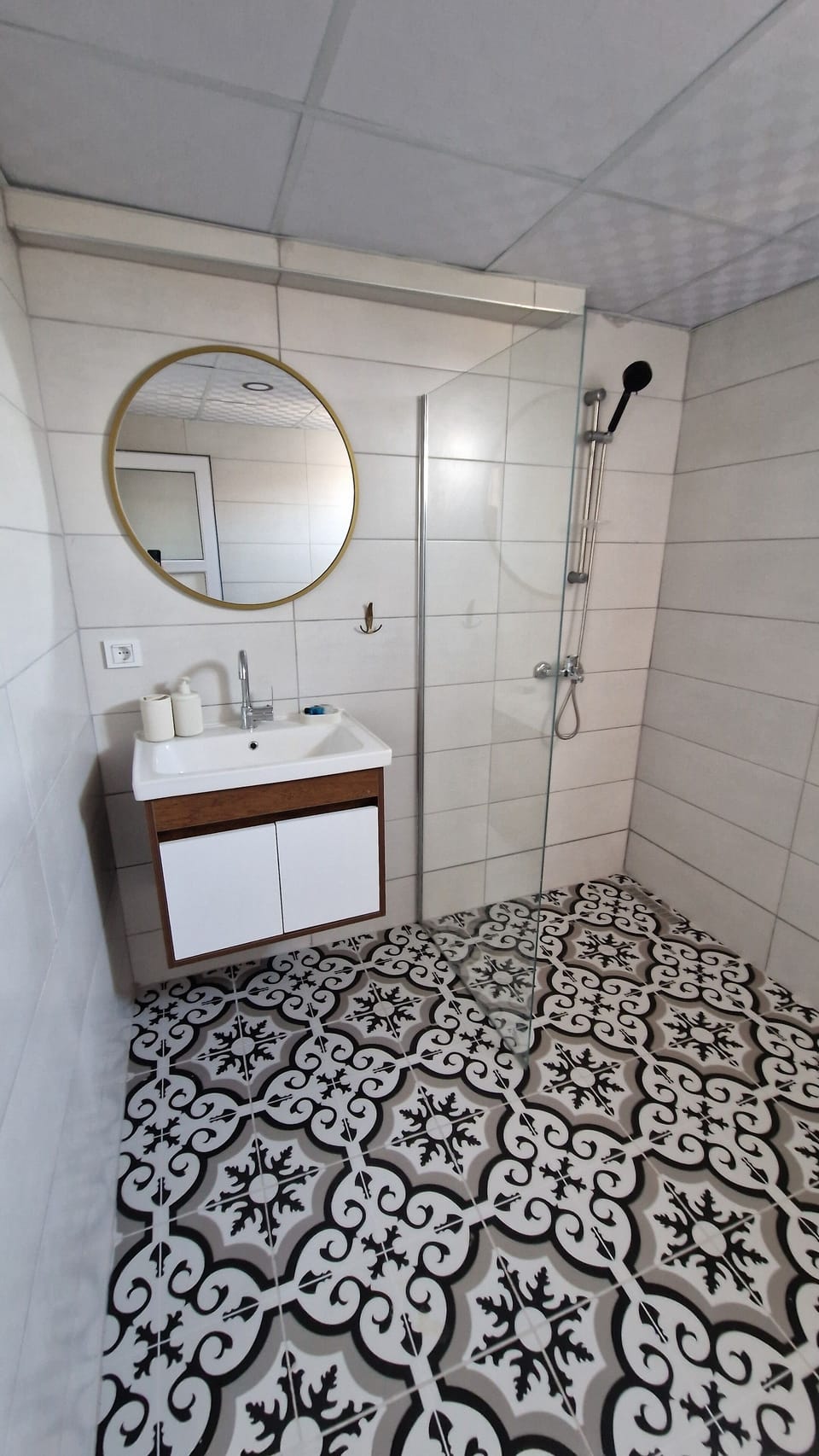 Deluxe Triple Room | Bathroom | Separate tub and shower, hair dryer, towels, soap