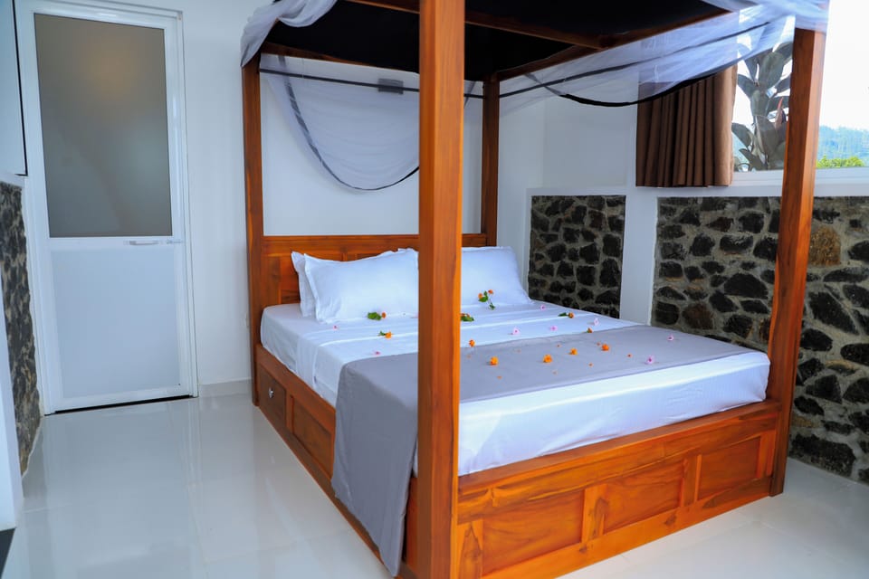 Deluxe Double Room, 1 Queen Bed, Balcony, Mountain View | In-room dining