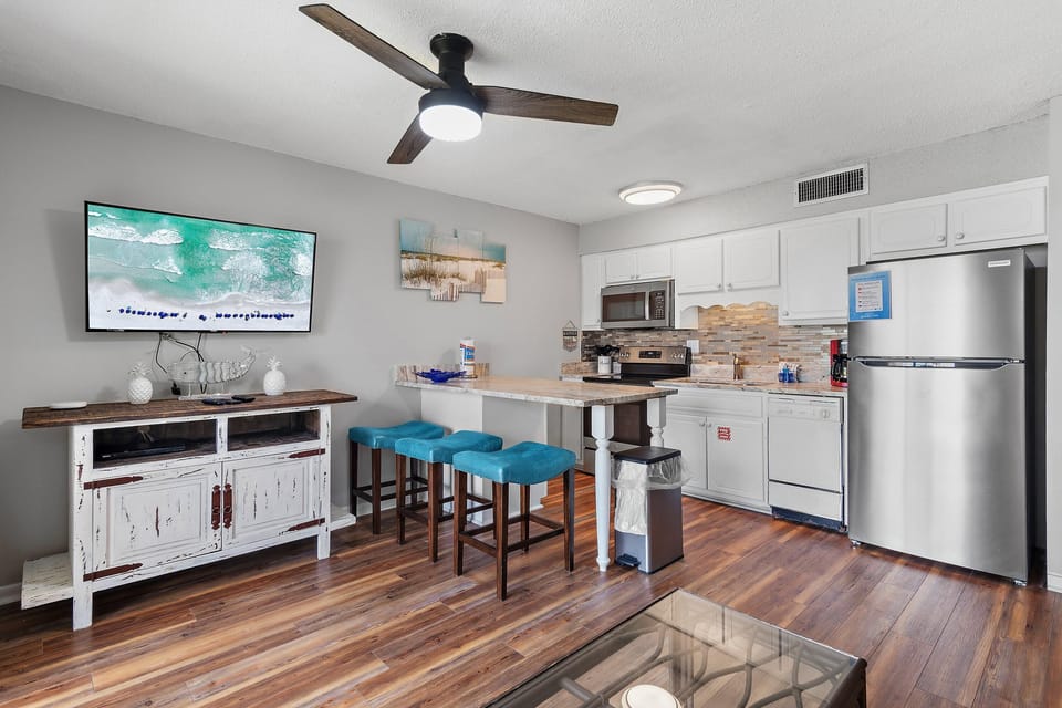Condo, 1 King Bed with Sofa bed (Blue Surf 15A) | Private kitchen | Oven, toaster