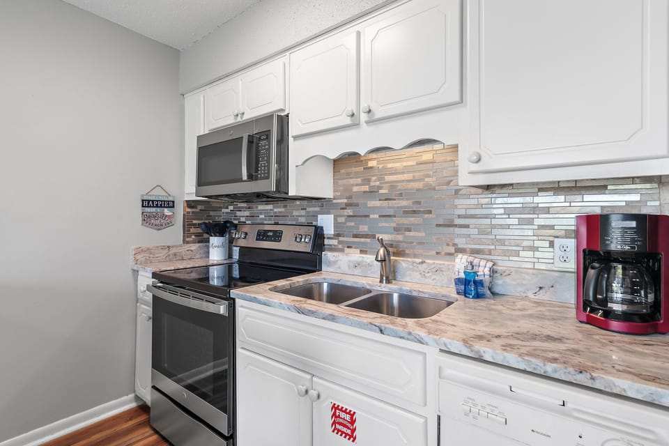 Condo, 1 King Bed with Sofa bed (Blue Surf 15A) | Private kitchen | Oven, toaster