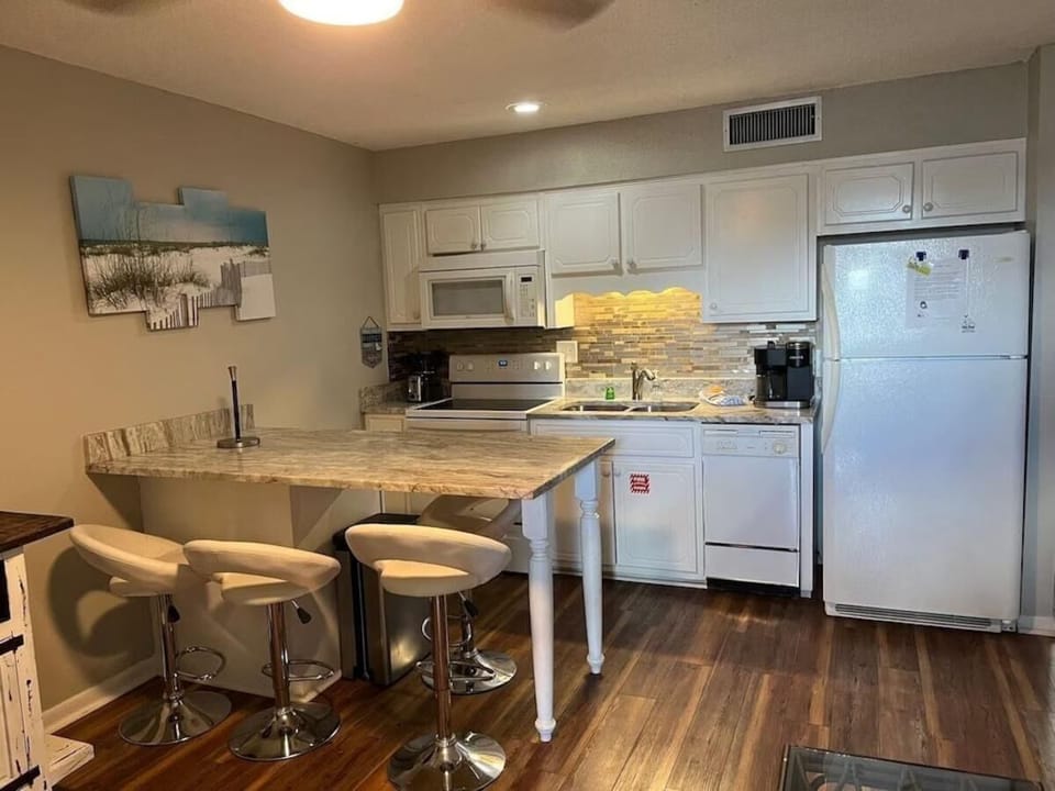 Condo, 1 King Bed with Sofa bed (Blue Surf 15A) | Private kitchen | Oven, toaster